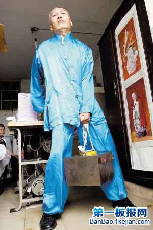 用小手指提起重物的世界吉尼斯纪录