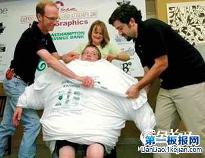美国男孩同时穿168件T恤最牛世界纪录