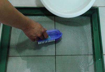 隐形纱窗怎么清洗:边拽边擦清洗纱窗